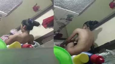 Chennai It Girls Sex Video Hidden Camera - Sister taking bath in hidden cam viral mms indian sex video
