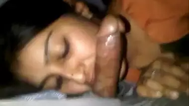 18 yr old Kolkata girl sucks a dick in the car