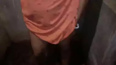 Young Desi peeing in new style compilation