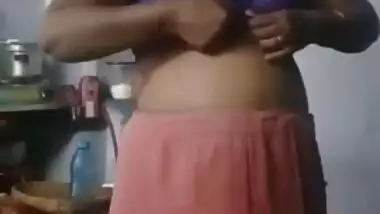 After sex affair chubby Desi woman permits lover to take look on XXX tits