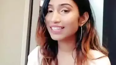 sexy desi babe singing showing her hot clevage