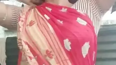 homely hot aunty navel show in saree