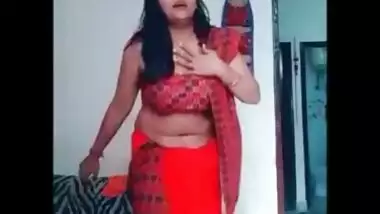 Bubbly bhabhi navel dance