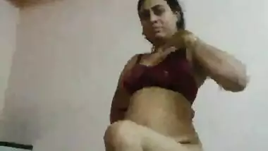 desi bhabhi showing herself