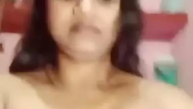 Sexy Bhabhi Showing Her Boobs