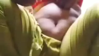 Village Bhabhi Showing Boobs And Fingering