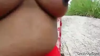 hot wife outdoor boob pres by boyfriend