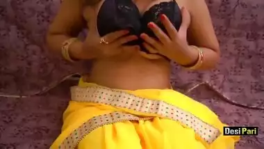 Desi Pari Hot Indian Bhabhi Has Big Boobs and a Sweet Pussy