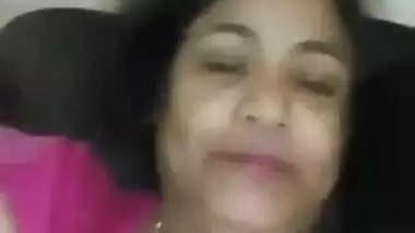 Desi bhabi showing her big boobs