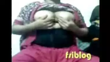 Desi mast sexy bhabi sameena expose herself on cam