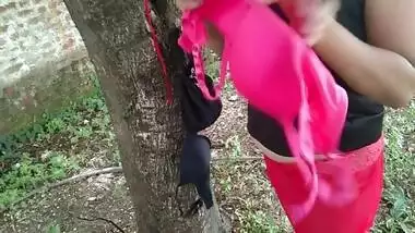 Sonal Bhabhi Flashing In Public Outdoor Wearing Bra Under Tree