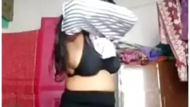 Desi bhabi oppen her dress