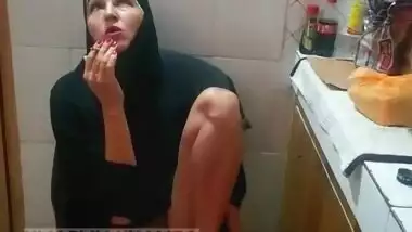 Pakistani wife in hijab Smoking and Showing Ass hole at Kitchen