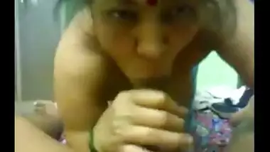 Desi hot boobs aunty sucking husband cock