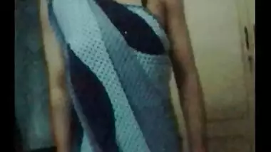 Aunty In Sleeveless Saree