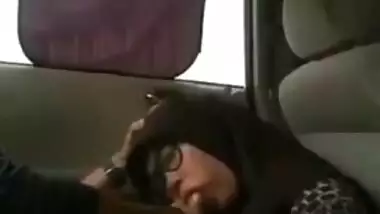 MUSLIM GIRL IN HIJAB DRINK CUM IN CAR