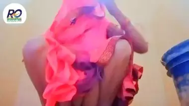 Desi bathroom me ungli daal rahe the prosi devar ne dekha Liya to chudvana pra Hindi audio