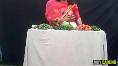 Sabji vechne Waali ko khule bazaar mein hi chod diya, real indian sex video by jony darling