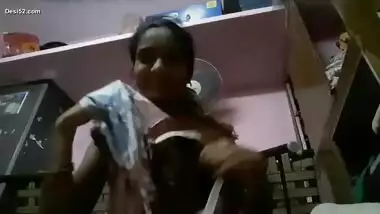 Desi girl show her boob selfie video