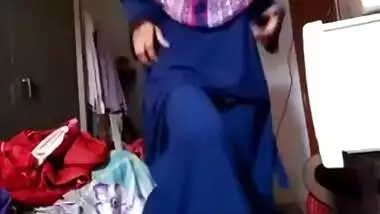 Desi girl removing hijab and showing nude body