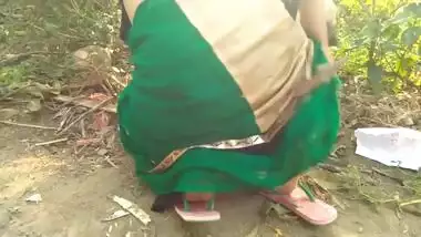 Big Ass Bhabhi Outdoor Risky Public Fingering In Green Saree Show Big Boobs