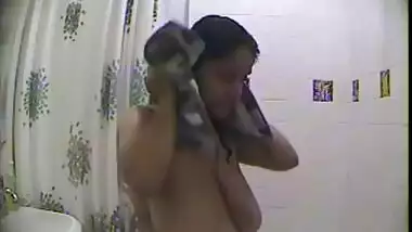 Big Boobs Of Indian Wife Caught While Bathing