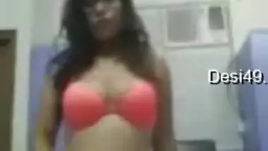 Bespectacled Desi aunty wins fans' hearts stripping and masturbating
