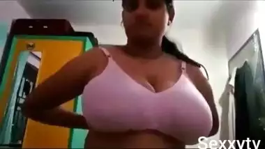 Indian BBW exposing her butt in a hotel