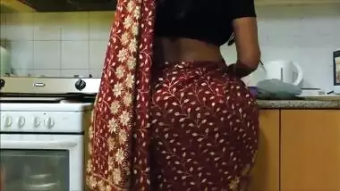 Indian bhabhi's HUGE ass 2
