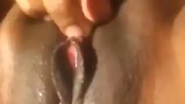 horny nri aunty fingering her juicy pussy with loud moan