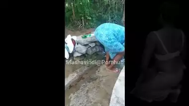 Asian Wife in Traditional Bath Dress - නාන්වා බලන් හිටියම පුක් පාර