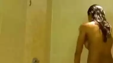 Slender Desi female takes her XXX clothes off for the sex video