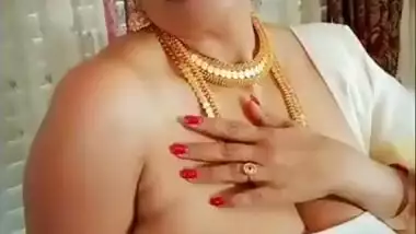 Exclusive- Desi Busty Aunty Exposing Her Big Fucking Boobs