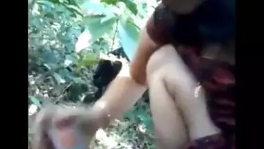 Outdoor blowjob of a sexy Indian girl