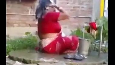 Indian aunty outdoor bath after sex mms