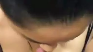 Indian Hot bhabhi gives a good blowjob