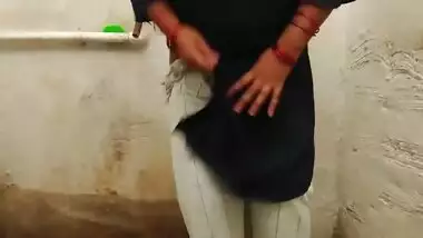 Desi Indian Milf Stepmom Public Bathroom Pissing Video Compilation
