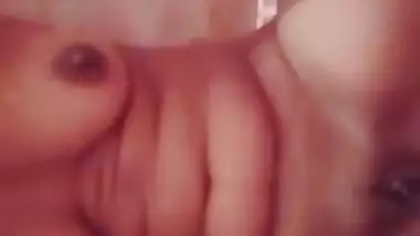 Loveable Desi girl boobs pussy show on VC