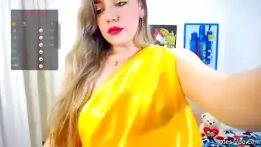 Horny Bhabhi in Yellow Saree Looking stunning