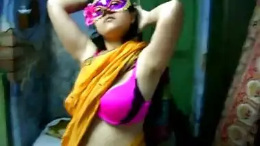 Indian XXX slut takes her yellow sari and stay with naked sex jugs