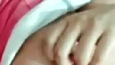 Indian teen masturbates her nude pussy (she wants a dick!)