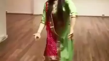 Clothed beautiful dance by sexy babe on hindi song