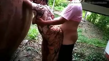 Indian Outdoor sex! Sexy and boty Aunty fucked in the park during Corona