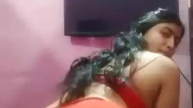 Hema bhabhi in bra pressing her boobs