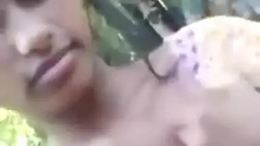 Desi girl showing boobs selfie