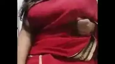 Busty Indian girl exposes her smoking hot big boobs