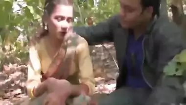 Jungle Me Mangal- Bhatki Ladki Ko Stranger Ne Pela