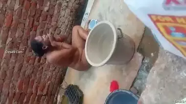 Boy sneakily films how Indian neighbor washes XXX assets outdoors