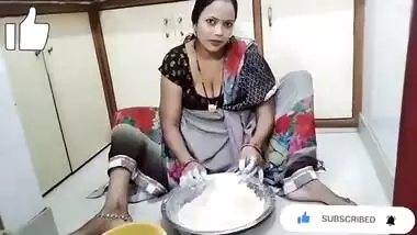 Seema saroj aunty boob show