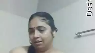 desi aunty hot bath